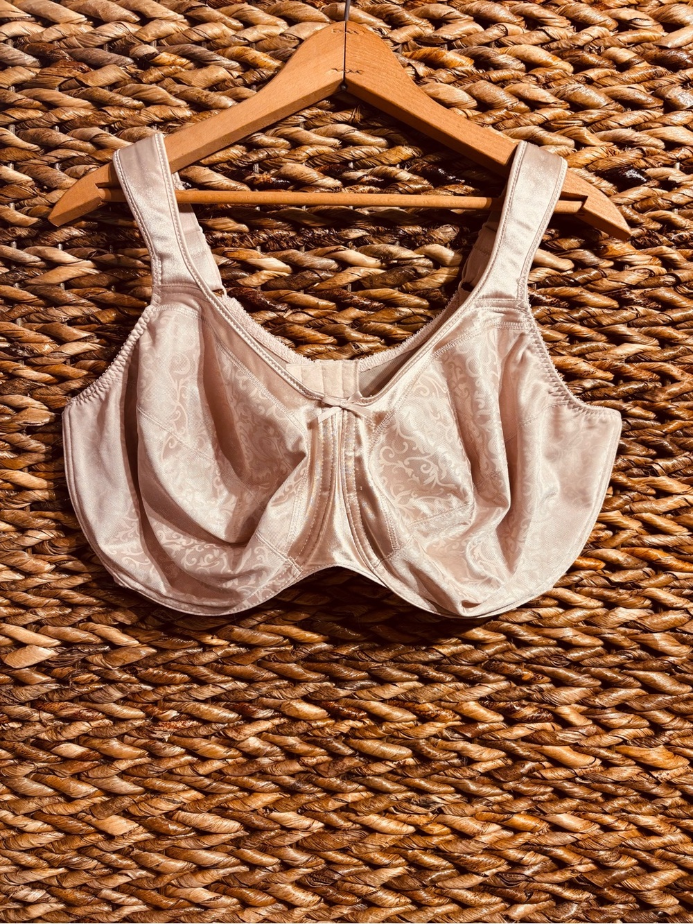 Bali Satin Tracer Minimizer Full Coverage Underwire Bra in Light Cream 42 DDD